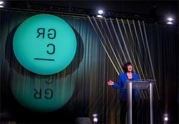 President Philomena V. Mantella introduces 保罗·伊势, professor of economics and associate dean in the Seidman College of Business, at the Grand Rapids Chamber of Commerce's annual meeting.