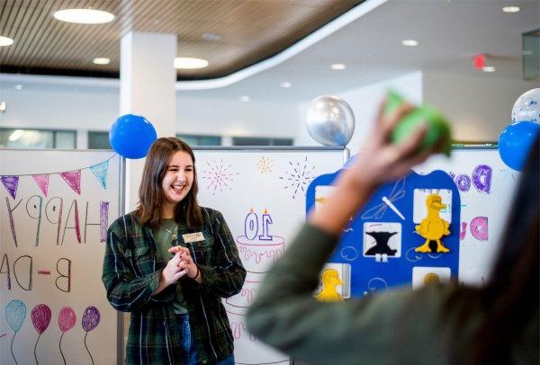 艾玛·特蕾西, 正确的, runs the Down the Ducks carnival game for the 10th birthday celebration of the Mary Idema Pew Library November 28. Tracy is a senior studying psychology.